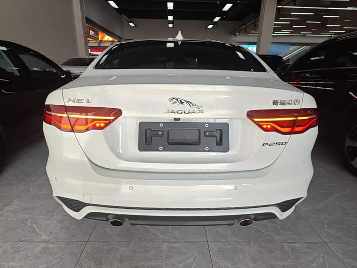 Фото 6 - Jaguar XE L