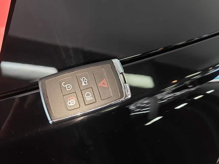 Фото 9 - Jaguar XE L