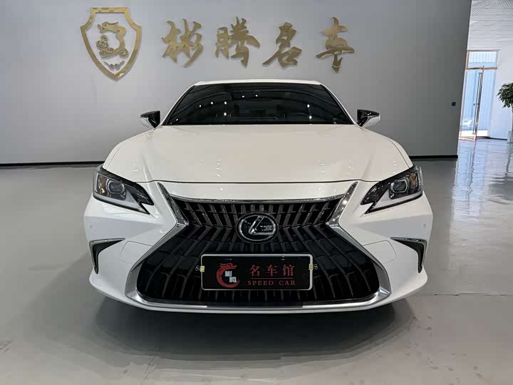 Фото 1 - Lexus ES