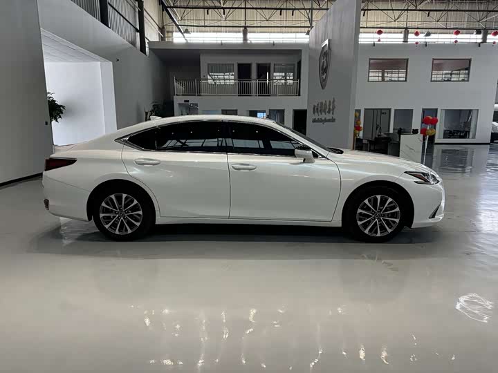 Фото 2 - Lexus ES