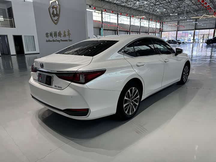 Фото 3 - Lexus ES