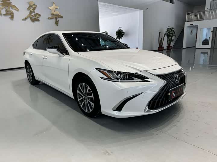 Фото 6 - Lexus ES