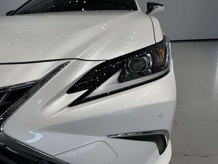 Фото 7 - Lexus ES