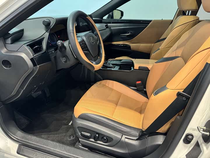 Фото 9 - Lexus ES