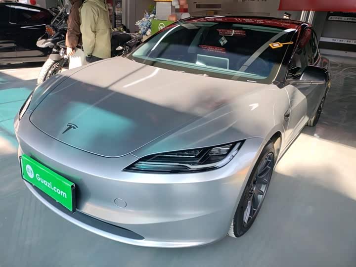 Фото 2 - Tesla Model 3
