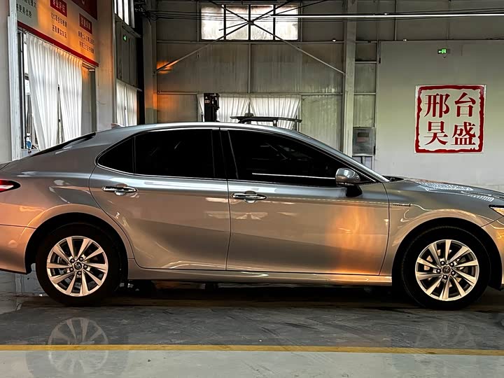 Фото 4 - Toyota Camry