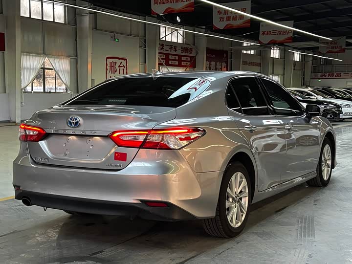 Фото 5 - Toyota Camry