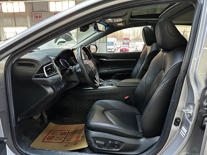 Фото 8 - Toyota Camry