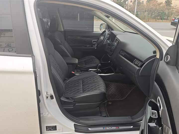 Фото 8 - Mitsubishi Outlander