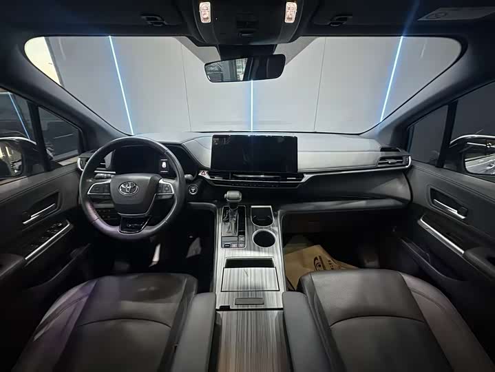 Фото 9 - Toyota Sienna