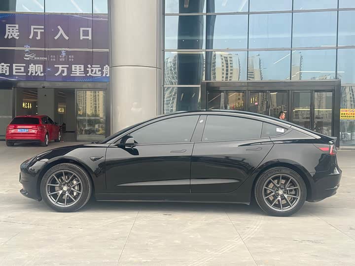 Фото 4 - Tesla Model 3