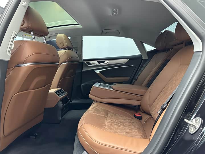 Фото 9 - Audi A7L