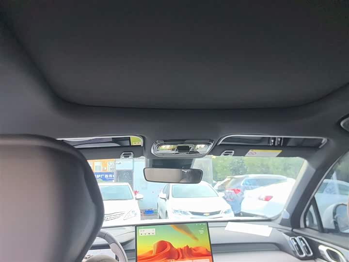 Фото 9 - Geely Atlas L