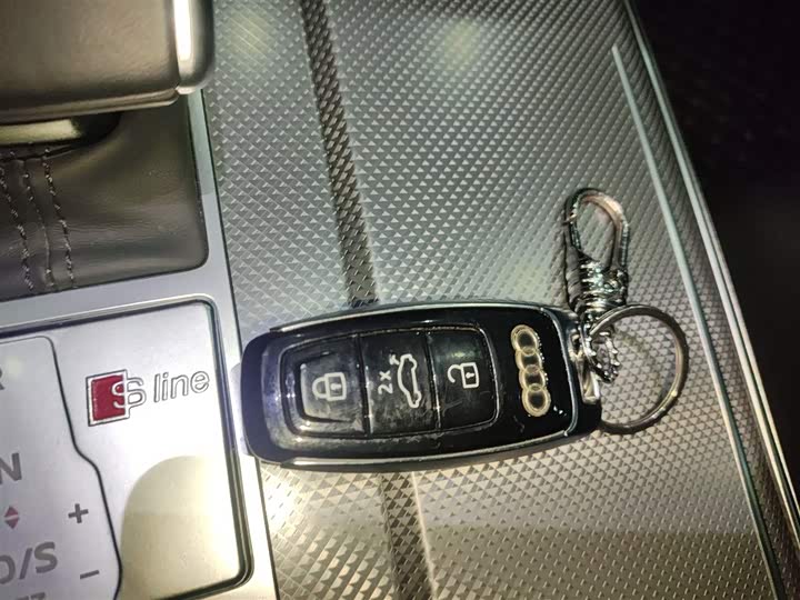 Фото 9 - Audi A6L