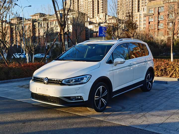 Фото 1 - Volkswagen Touran L