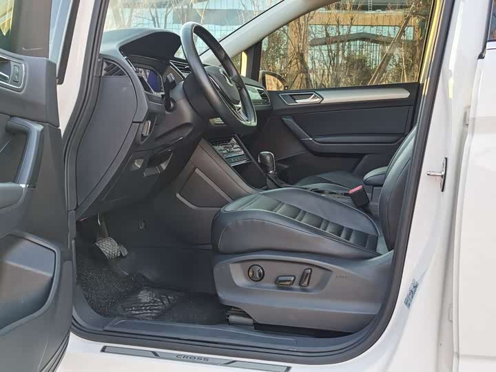 Фото 4 - Volkswagen Touran L