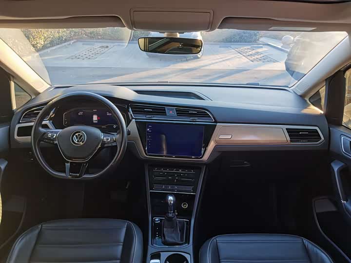 Фото 8 - Volkswagen Touran L