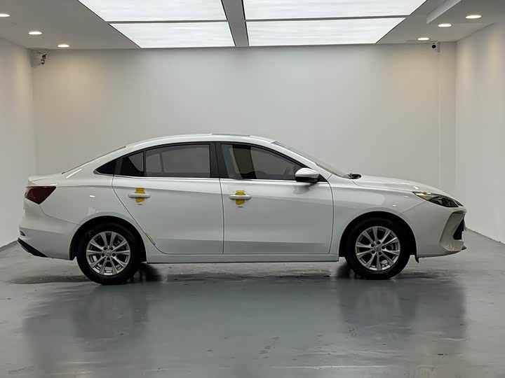 Фото 8 - Roewe i5