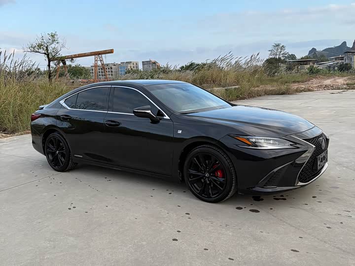 Фото 1 - Lexus ES