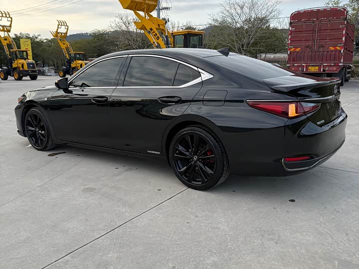 Фото 7 - Lexus ES