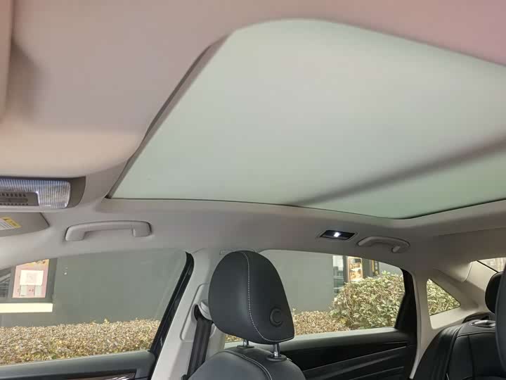 Фото 2 - Volkswagen Passat Hybrid