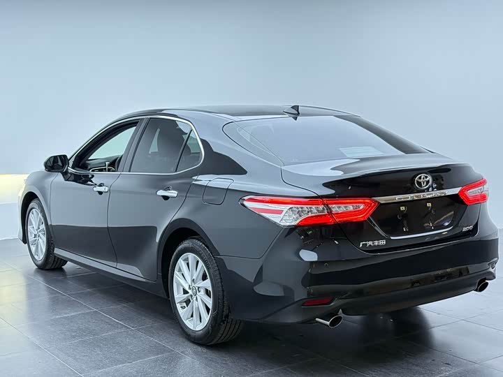 Фото 4 - Toyota Camry