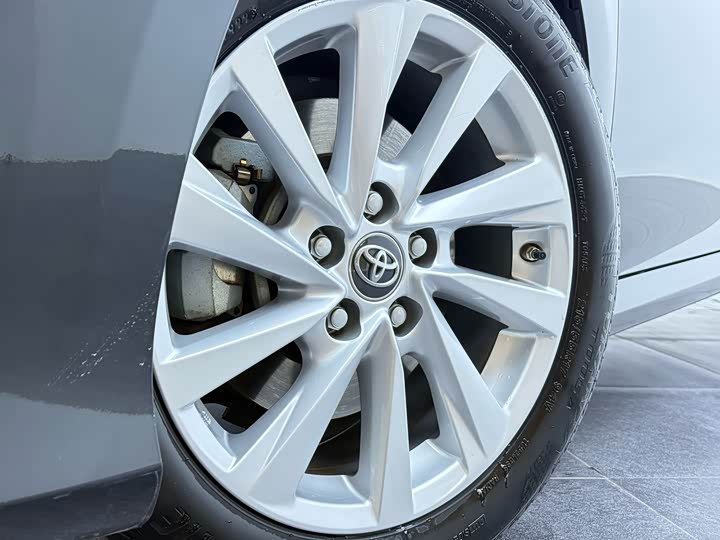 Фото 8 - Toyota Camry