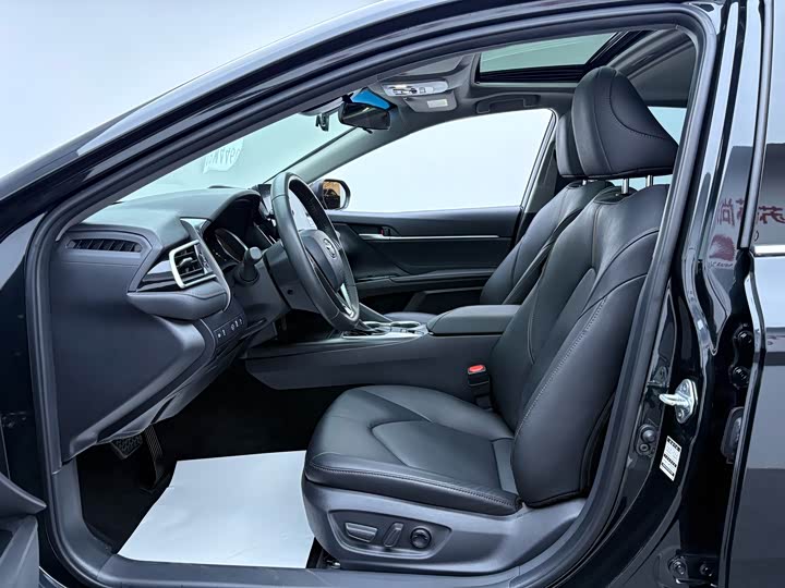 Фото 9 - Toyota Camry