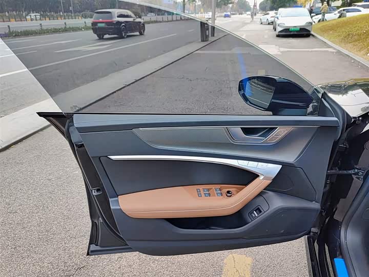 Фото 6 - Audi A7L