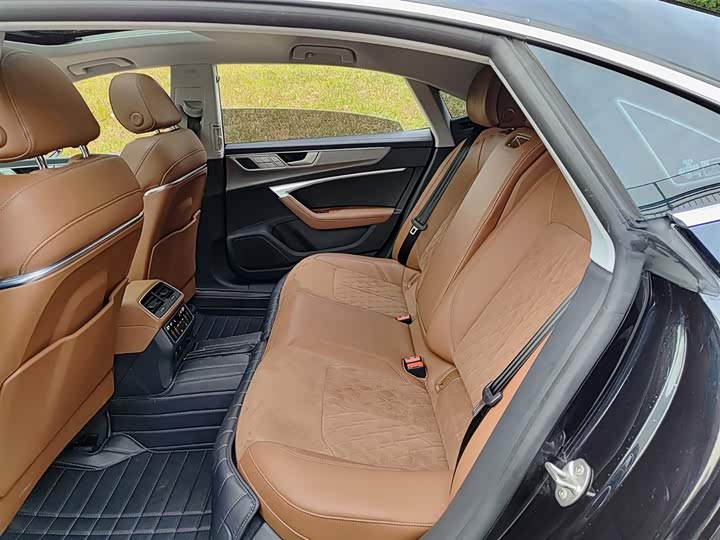 Фото 8 - Audi A7L