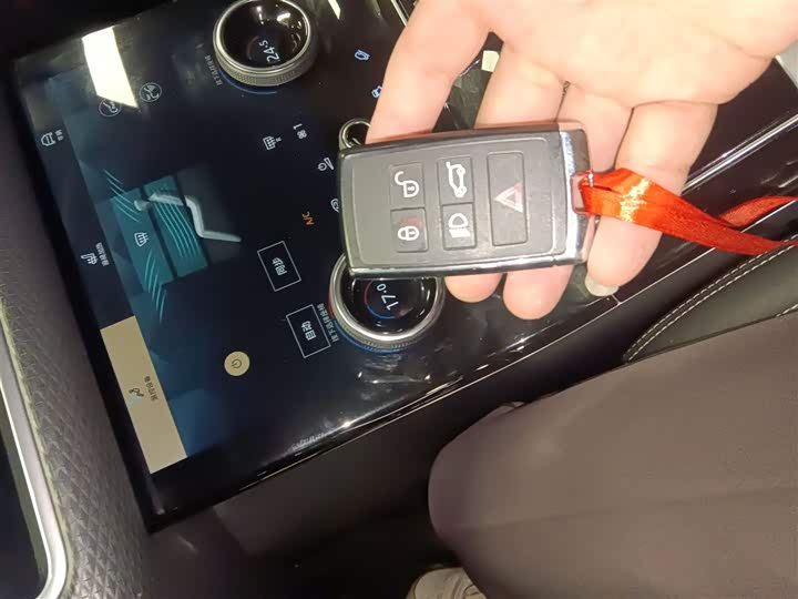 Фото 9 - Land Rover Range Rover Velar