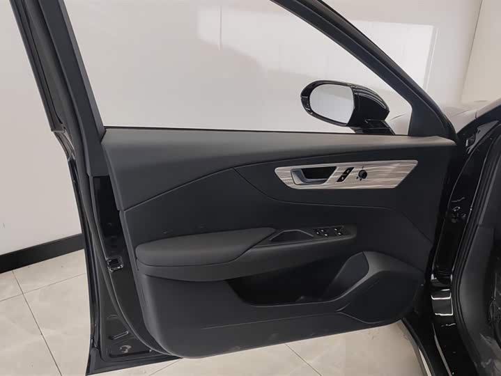 Фото 7 - Hongqi E-QM5