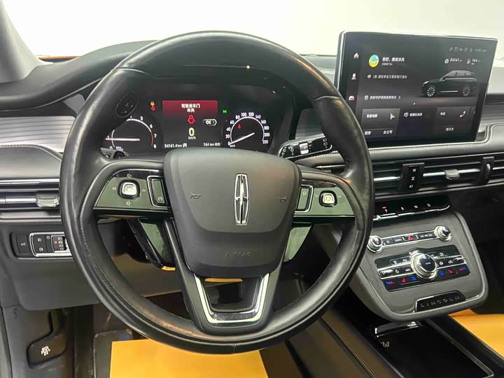 Фото 2 - Lincoln Corsair