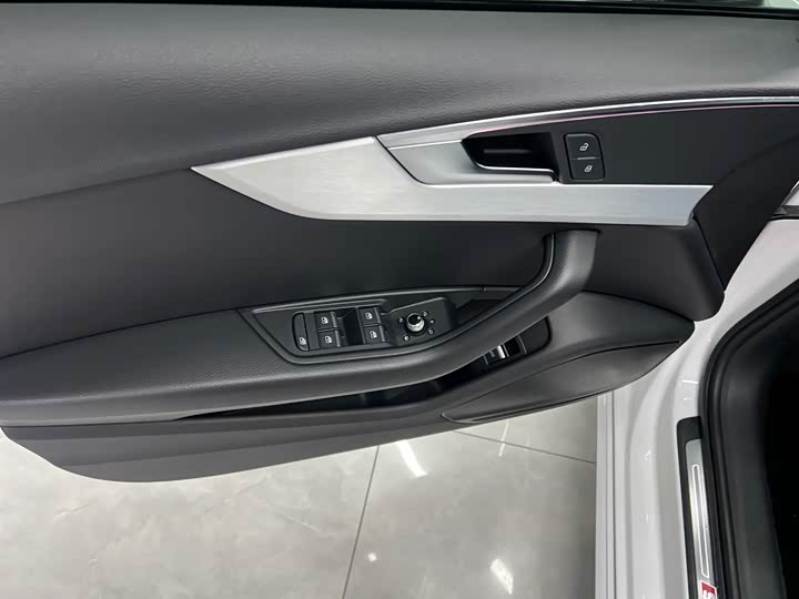 Фото 4 - Audi A4L