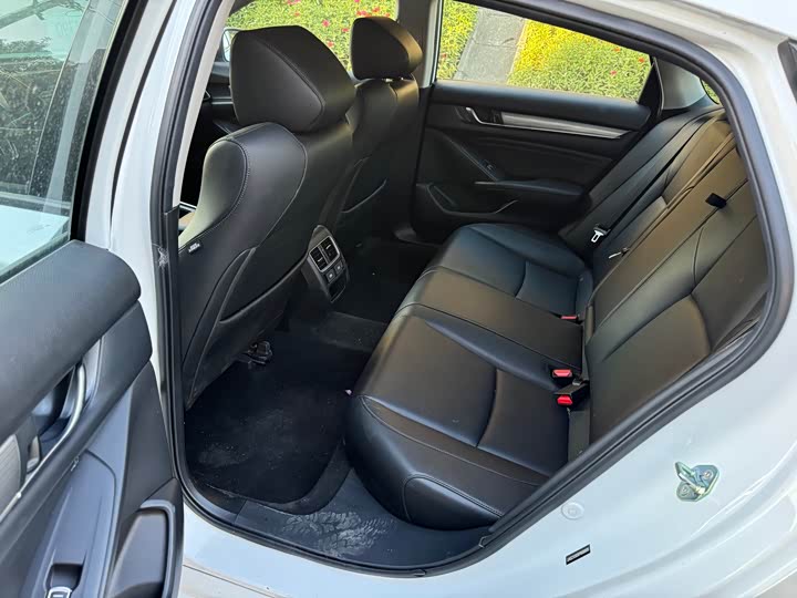 Фото 4 - Honda Accord