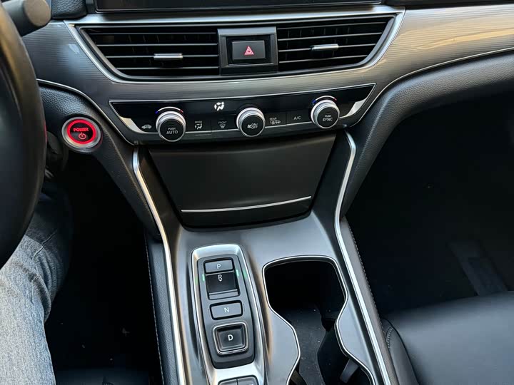 Фото 8 - Honda Accord