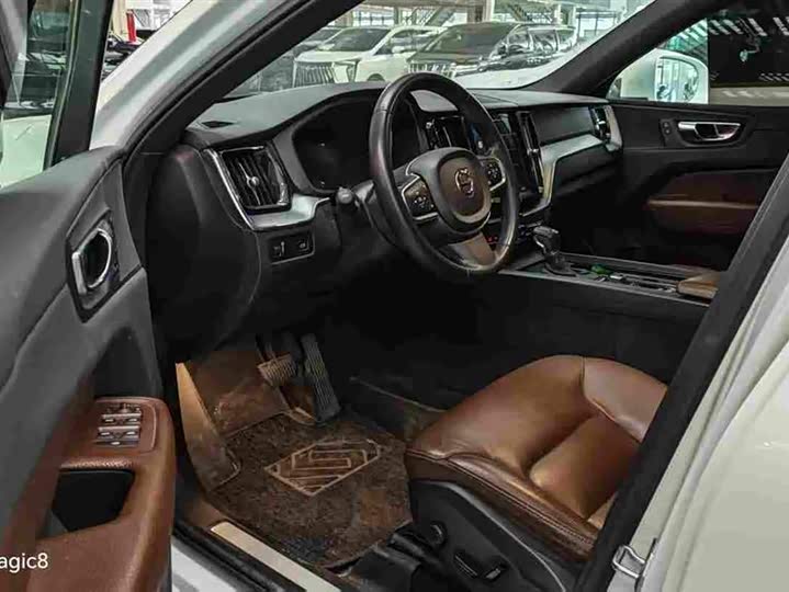 Фото 4 - Volvo XC60