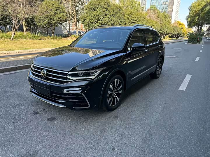 Фото 1 - Volkswagen Tiguan L Pro