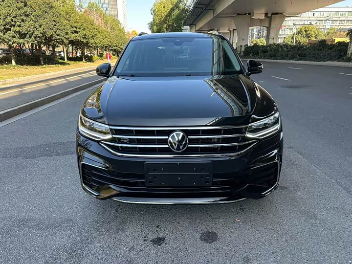 Фото 2 - Volkswagen Tiguan L Pro