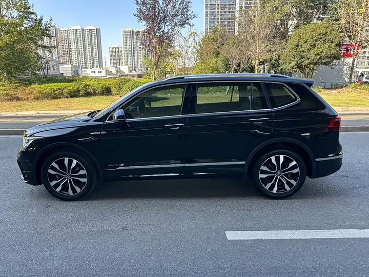Фото 3 - Volkswagen Tiguan L Pro
