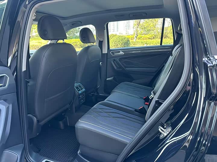 Фото 8 - Volkswagen Tiguan L Pro