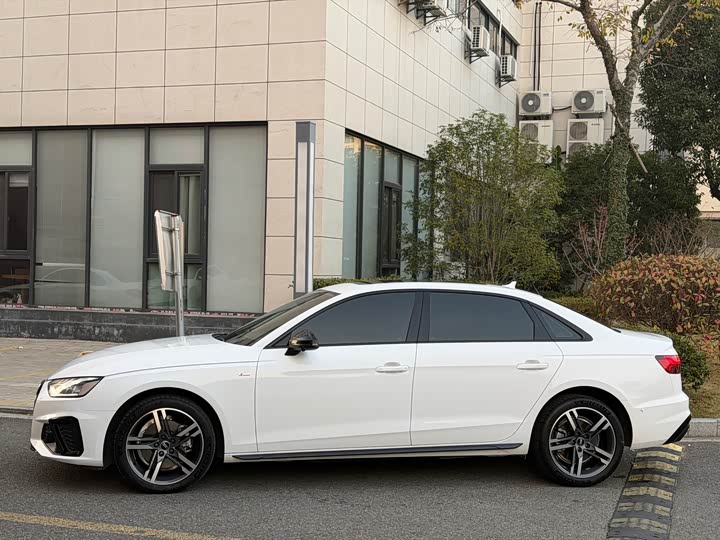 Фото 4 - Audi A4L