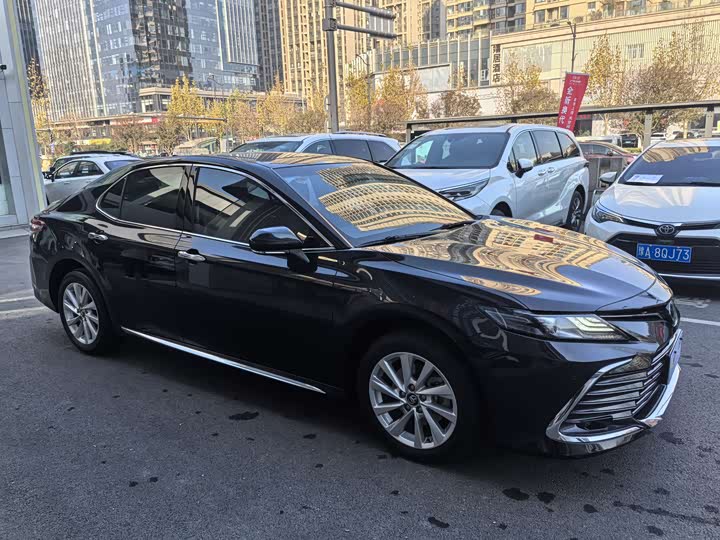 Фото 2 - Toyota Camry