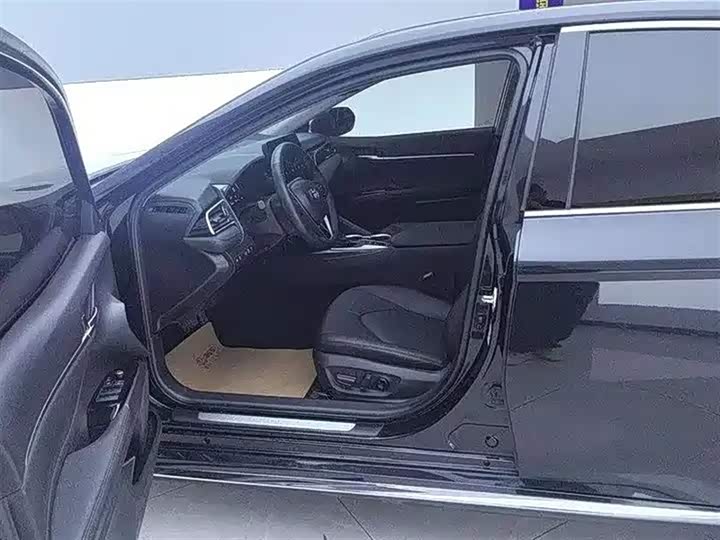 Фото 4 - Toyota Camry