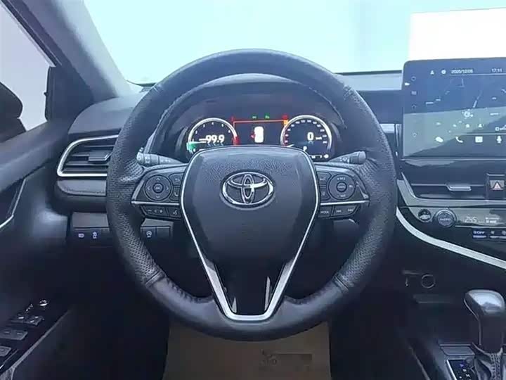 Фото 5 - Toyota Camry