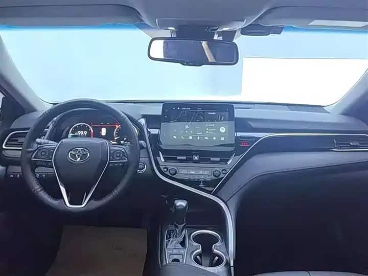 Фото 8 - Toyota Camry