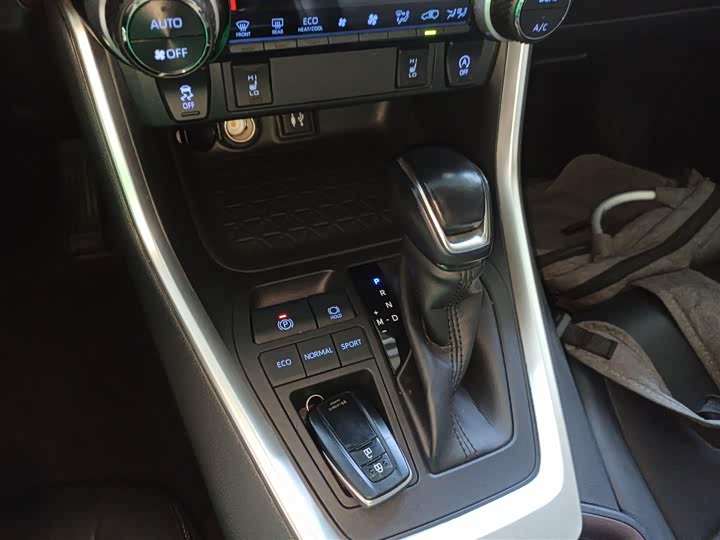 Фото 6 - Toyota RAV4