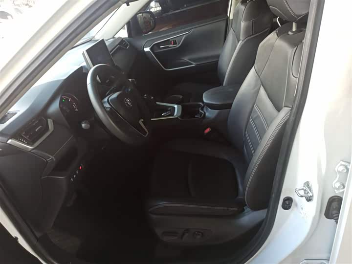 Фото 7 - Toyota RAV4