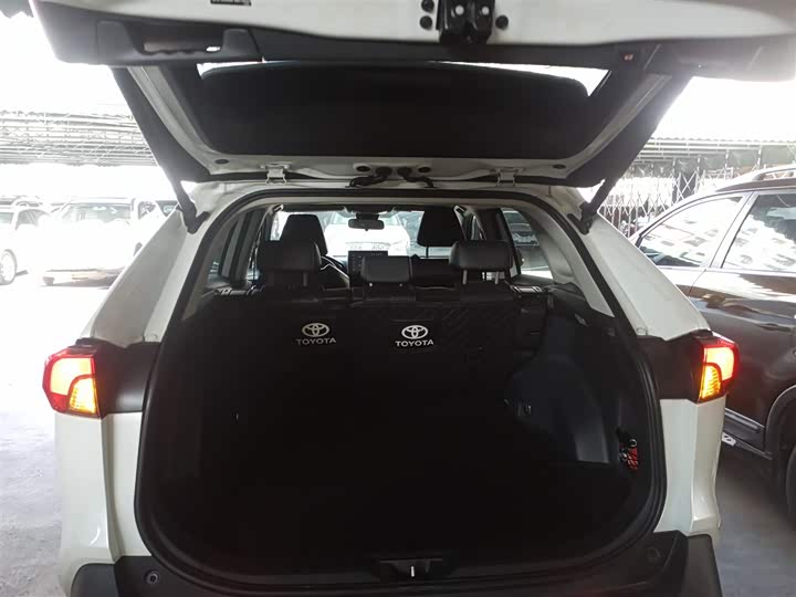 Фото 9 - Toyota RAV4