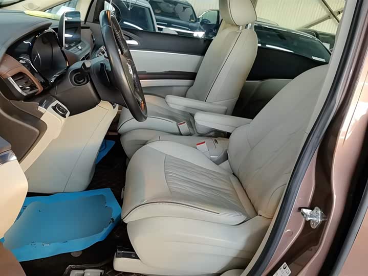 Фото 9 - Buick GL8 ES